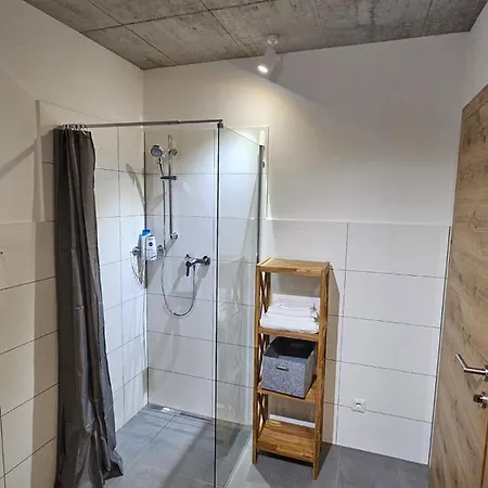 Lägenhet Hoch2 - Modern, Komfortabel & 24h Self-check-in Mit Parkplatz Mattighofen
